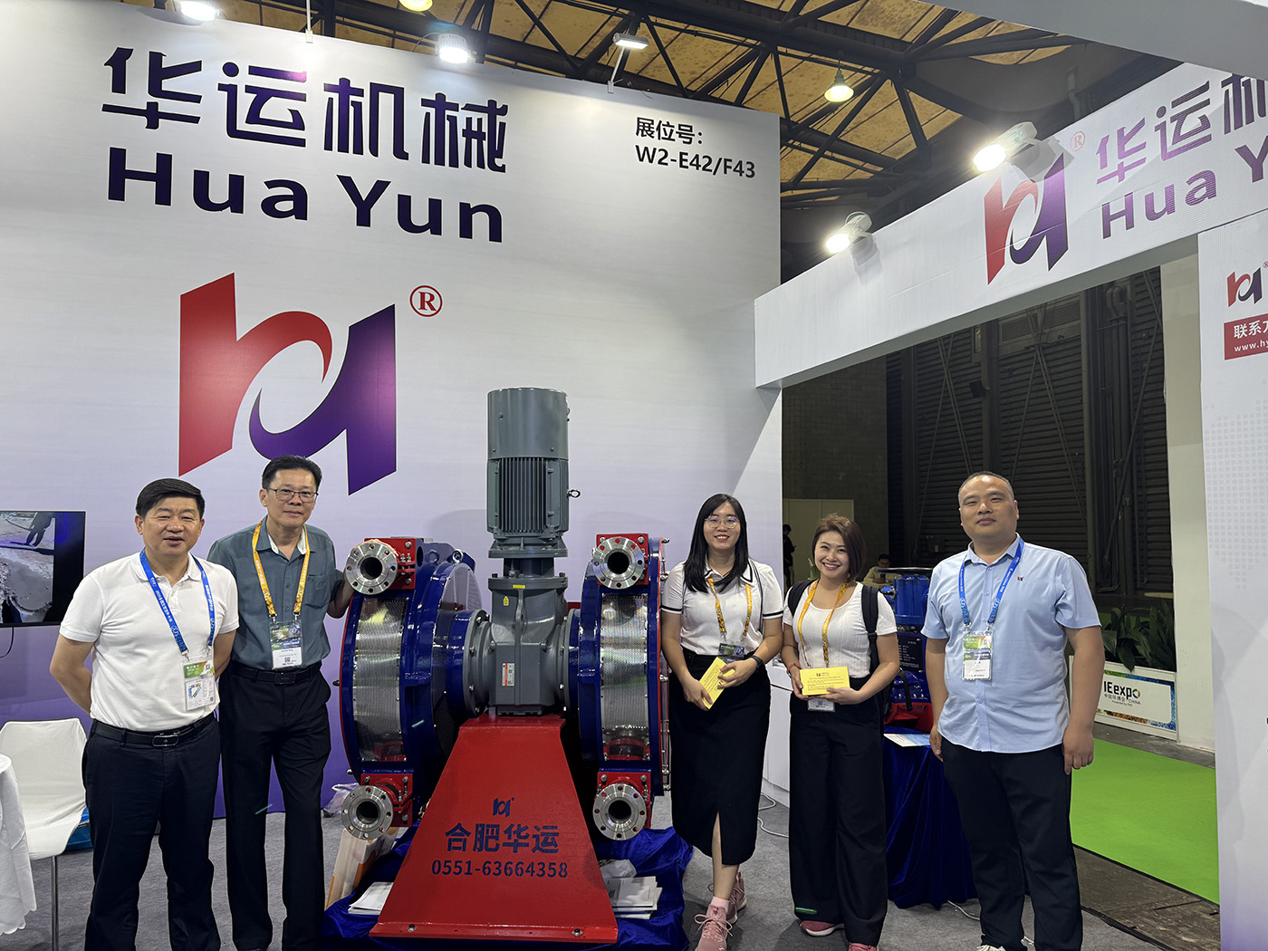 華運機械在上海環(huán)博會期間與多國客戶開展商務貿(mào)易洽談